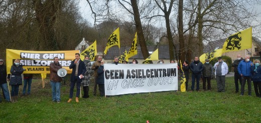 Vlaams Belang voert actie tegen opvangcentrum in Dilbeek