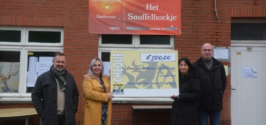 Vlaams Belang en Suzy Wouters schonken aan een plaatselijke hulporganisatie een cheque van 500 euro.