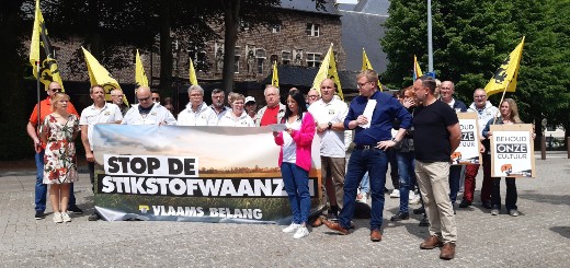 Vlaams Belang protesteert aan abdij van Averbode: “Dit kan niet. We moeten als voltallige gemeenteraad toch een signaal geven”