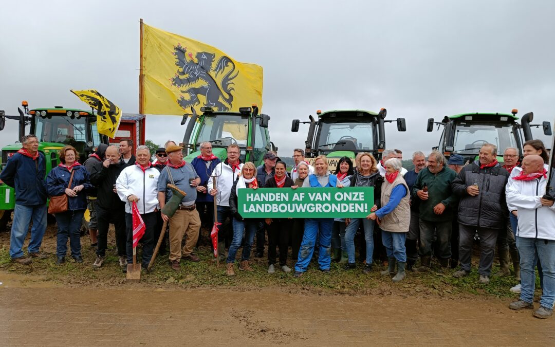 “Handen af van onze landbouwgronden”: Vlaams Belang en boeren voeren actie tegen bebossingsplannen